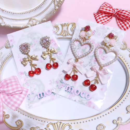 ミニピンクリボンとキラキラハートのローズビジューピアス