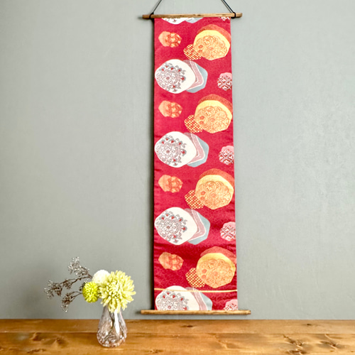 帯のタペストリー アンティーク レトロな赤に咲く花々 着物リメイク