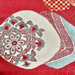 帯のタペストリー　アンティーク　レトロな赤に咲く花々　着物リメイク インテリア　掛け軸 　古民家　和モダン　和室　壁飾り 5枚目の画像
