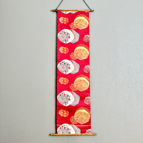 帯のタペストリー アンティーク レトロな赤に咲く花々 着物リメイク