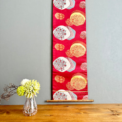 帯のタペストリー　アンティーク　レトロな赤に咲く花々　着物リメイク インテリア　掛け軸 　古民家　和モダン　和室　壁飾り 1枚目の画像