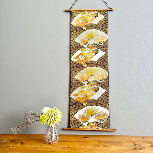 帯のタペストリー 漆黒に金色の菊と銀の扇 着物リメイク インテリア