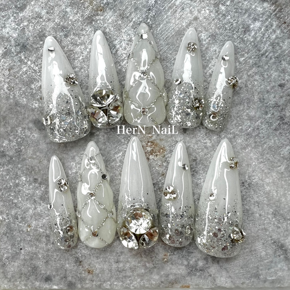 ホワイトシルバーグラデーションキルティングネイルチップ ネイル