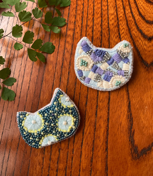 ねこねこビーズ刺繍ブローチ　青 4枚目の画像