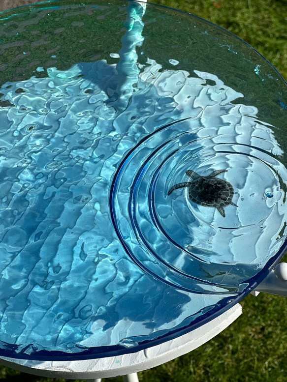 現物有り即納　ホヌの泳ぐ海　水紋　ガラスガラスサイドテーブル丸  カメ　 4枚目の画像