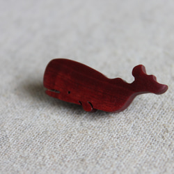 ピンクアイボリーの小さなマッコウクジラブローチ 3枚目の画像