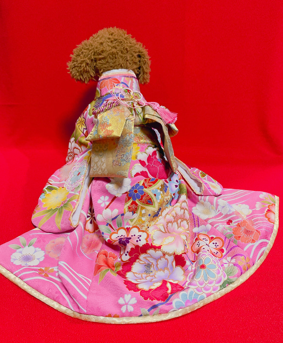 犬の着物✨犬用本格大振袖 お引き摺り M ピンク 金彩入り正絹 犬服 2枚目の画像
