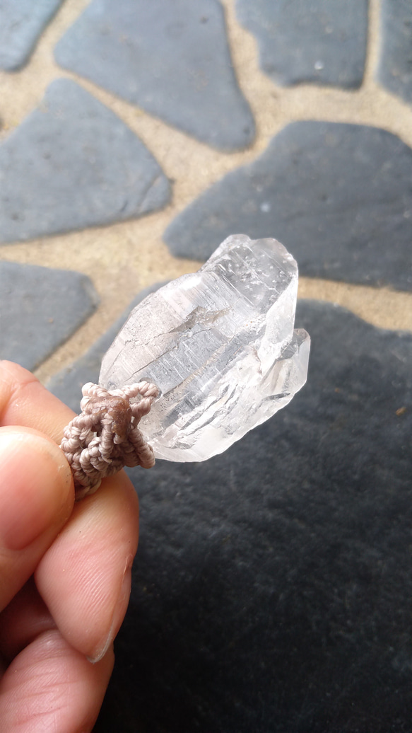 【ガネッシュヒマール産】ヒマラヤ水晶の天然石マクラメペンダント[PEN-129] 4枚目の画像