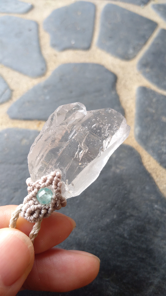 【ガネッシュヒマール産】ヒマラヤ水晶の天然石マクラメペンダント[PEN-129] 3枚目の画像