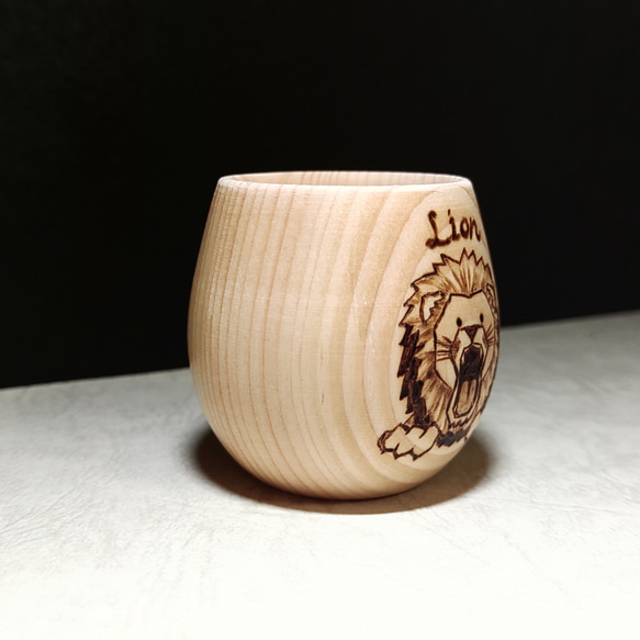 ヒノキが香る木製カップ　ライオン 3枚目の画像