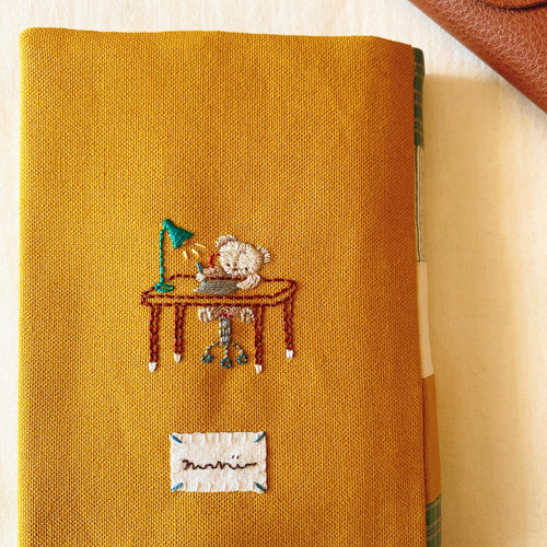 アメリカンレトロな手刺繍のブックカバー『お勉強くまちゃん』[文庫本