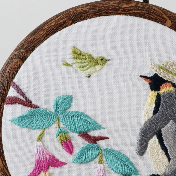 ペンギンと鶯神楽　手刺繍パネル　［受注制作］ 2枚目の画像