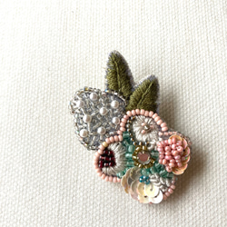 小さな花束　ビーズ刺繍ブローチ　ピンク 3枚目の画像