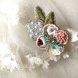 小さな花束　ビーズ刺繍ブローチ　ピンク 2枚目の画像