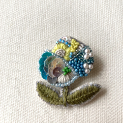 お花ビーズ刺繍ブローチ 3枚目の画像