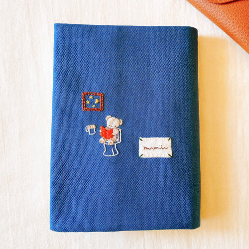 アメリカンレトロな手刺繍のブックカバー『トイレのくまちゃん