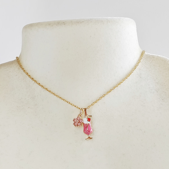 ❀華麗な花❀ 小桜とイチゴクリームソーダのネックレス（ゴールドカラー） 2枚目の画像