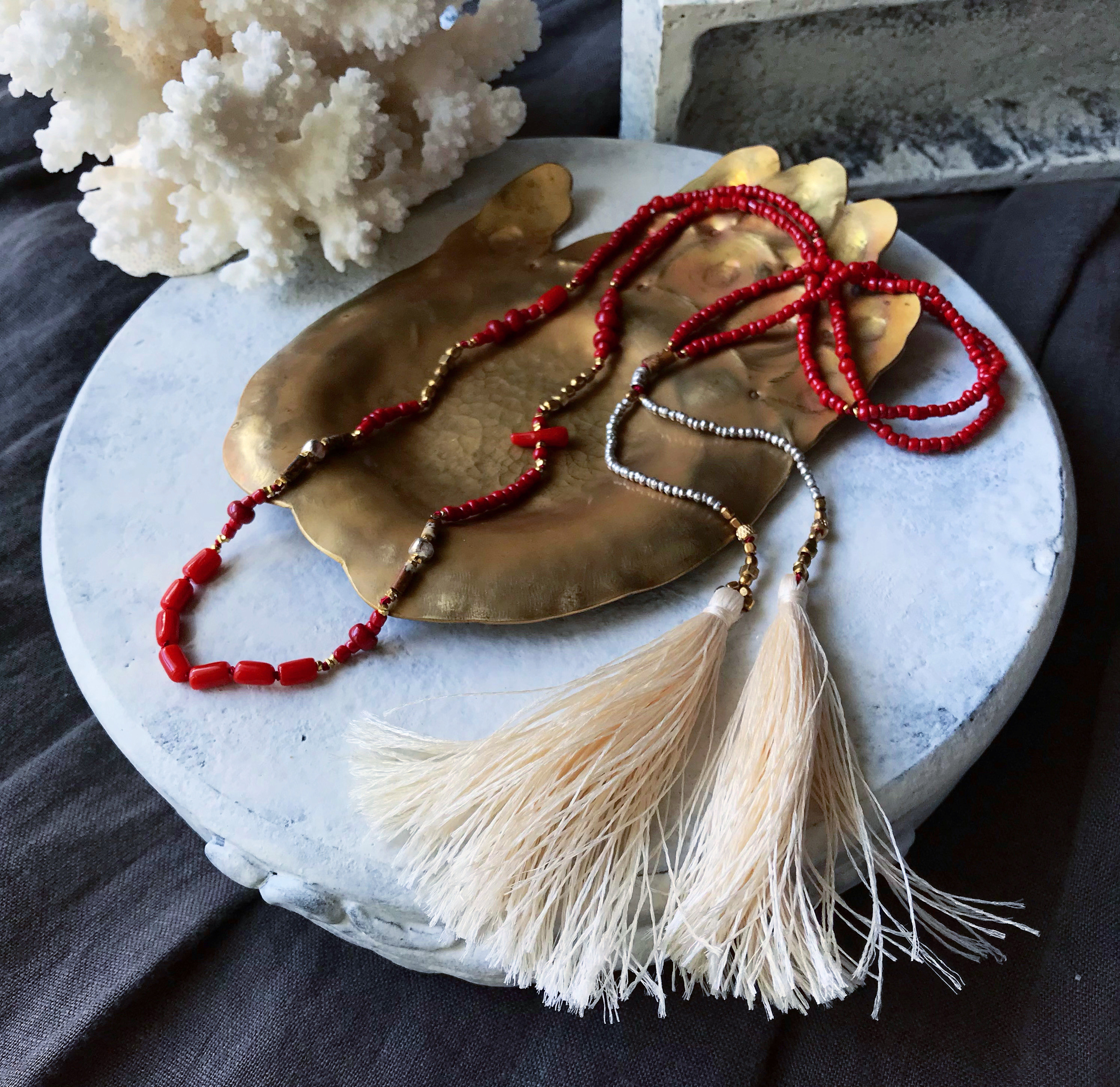 『狐面』のネックレス［ジャワビーズ・天然珊瑚］