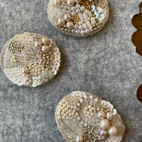 パールビーズ刺繍ブローチ c ブローチ a.tede 通販 17491727 パールビーズ刺繍ブローチ c ブローチ a.tede 通販 17491727