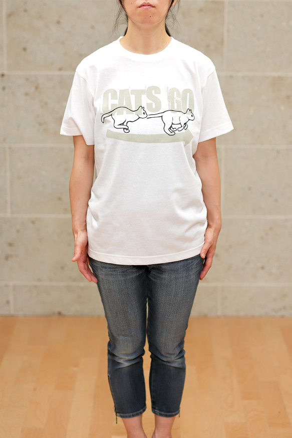 SCOPYネコTシャツ「CATS GO AROUND」 ホワイト 4枚目の画像