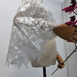 送料無料！ボレロ フレア袖 花柄のモチーフ刺繍が美しく くるみボタン ウェディングドレス 3枚目の画像