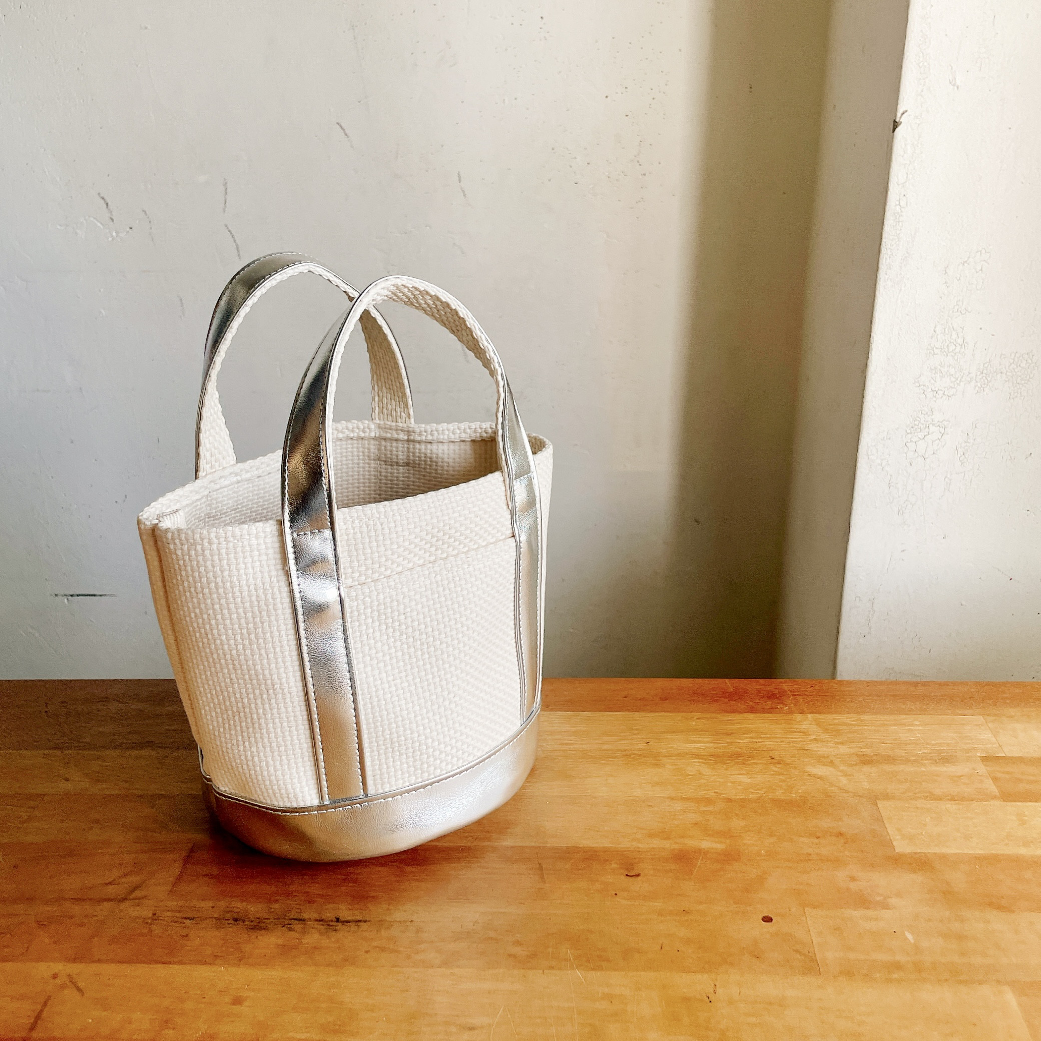 ［SS］マルシェカゴのような帆布のバケツトート　刺し子織キナリ×メタリックシルバー