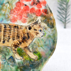 ネコの陶板　お散歩ねこ　シマシマ・トラ柄　インテリア飾り　お皿立て付き　北欧風　植物お花　手作り陶器・陶芸 5枚目の画像