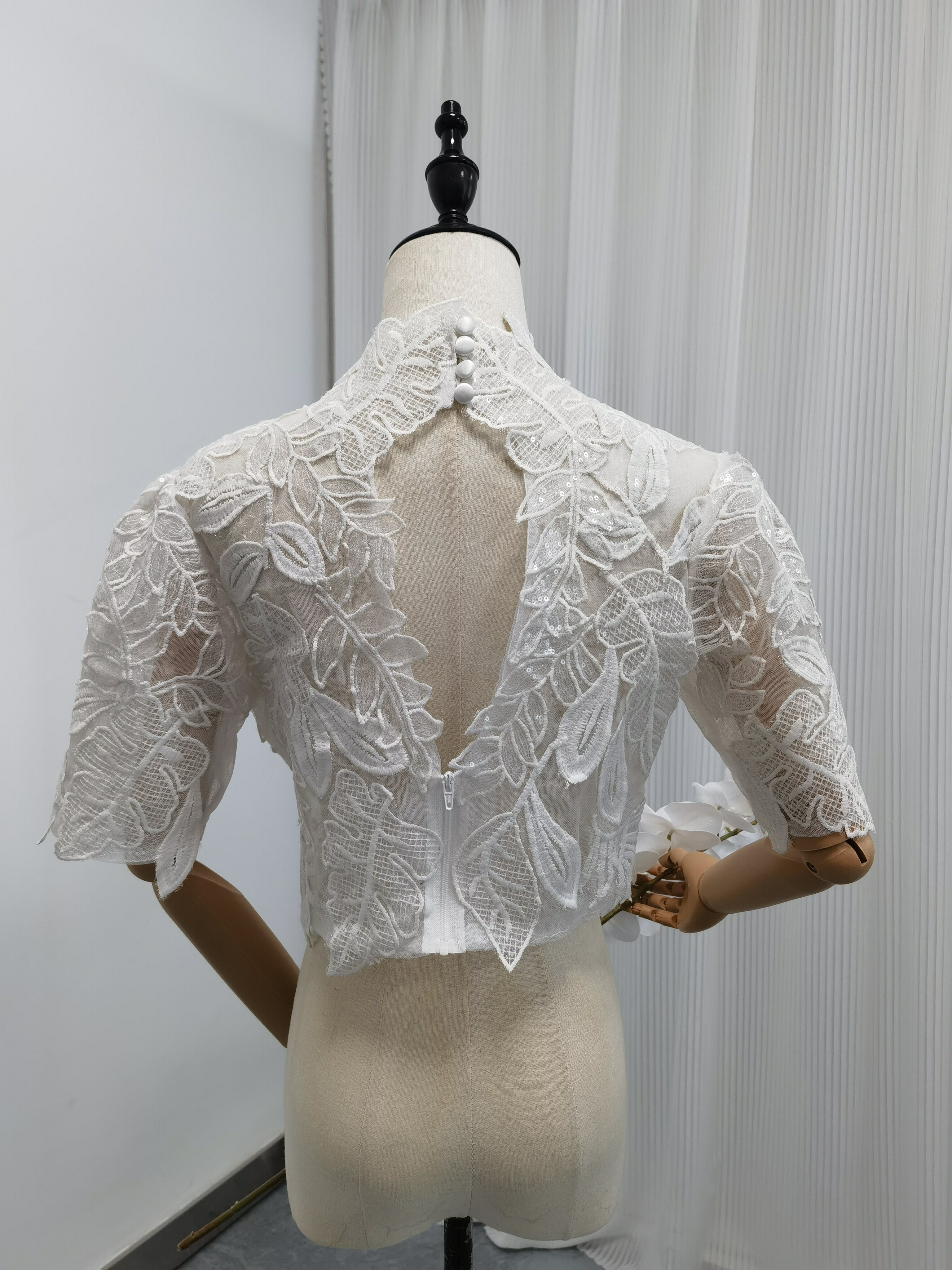 送料無料！ボレロ リーフ刺繍 半袖 キラキラ光る刺繍 背中見せ  披露宴/結婚式