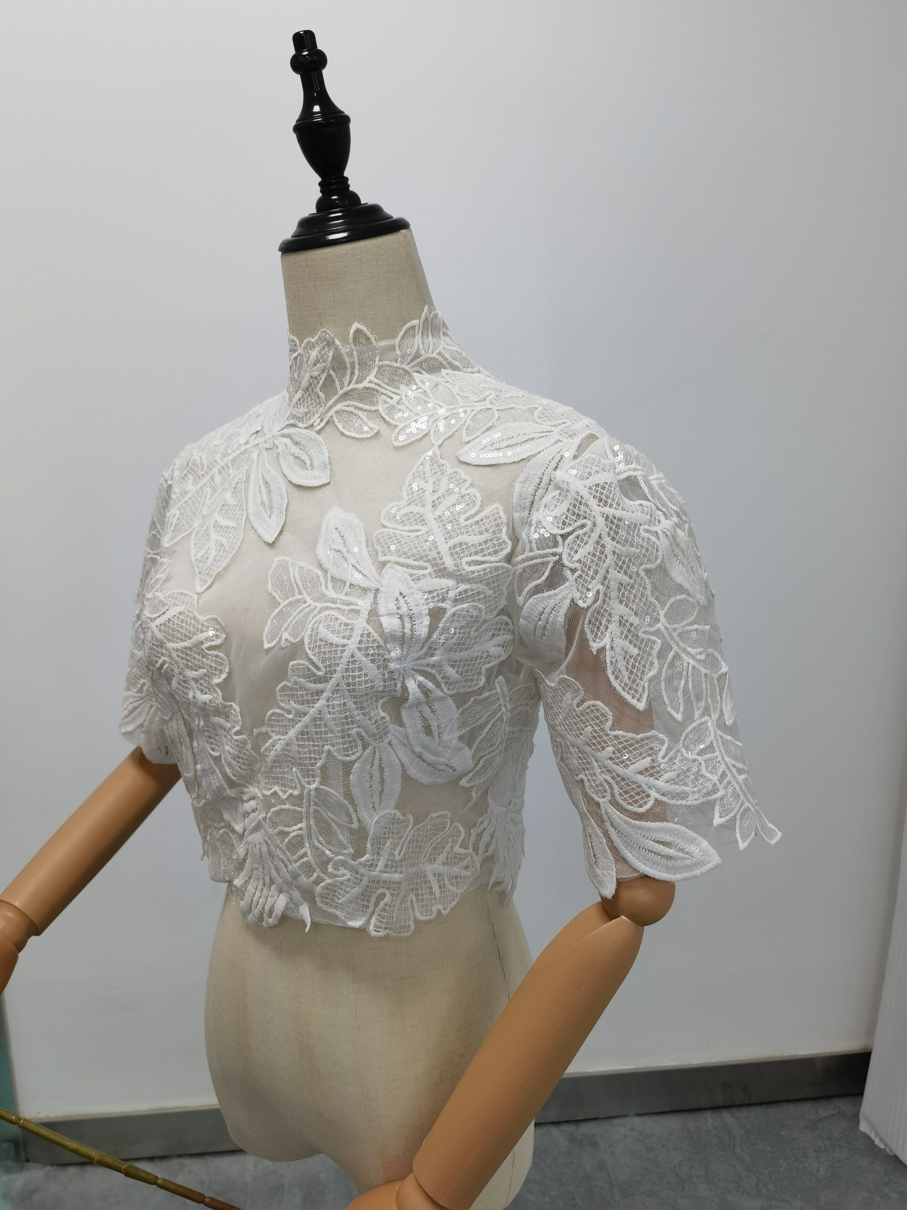 送料無料！ボレロ リーフ刺繍 半袖 キラキラ光る刺繍 背中見せ  披露宴/結婚式