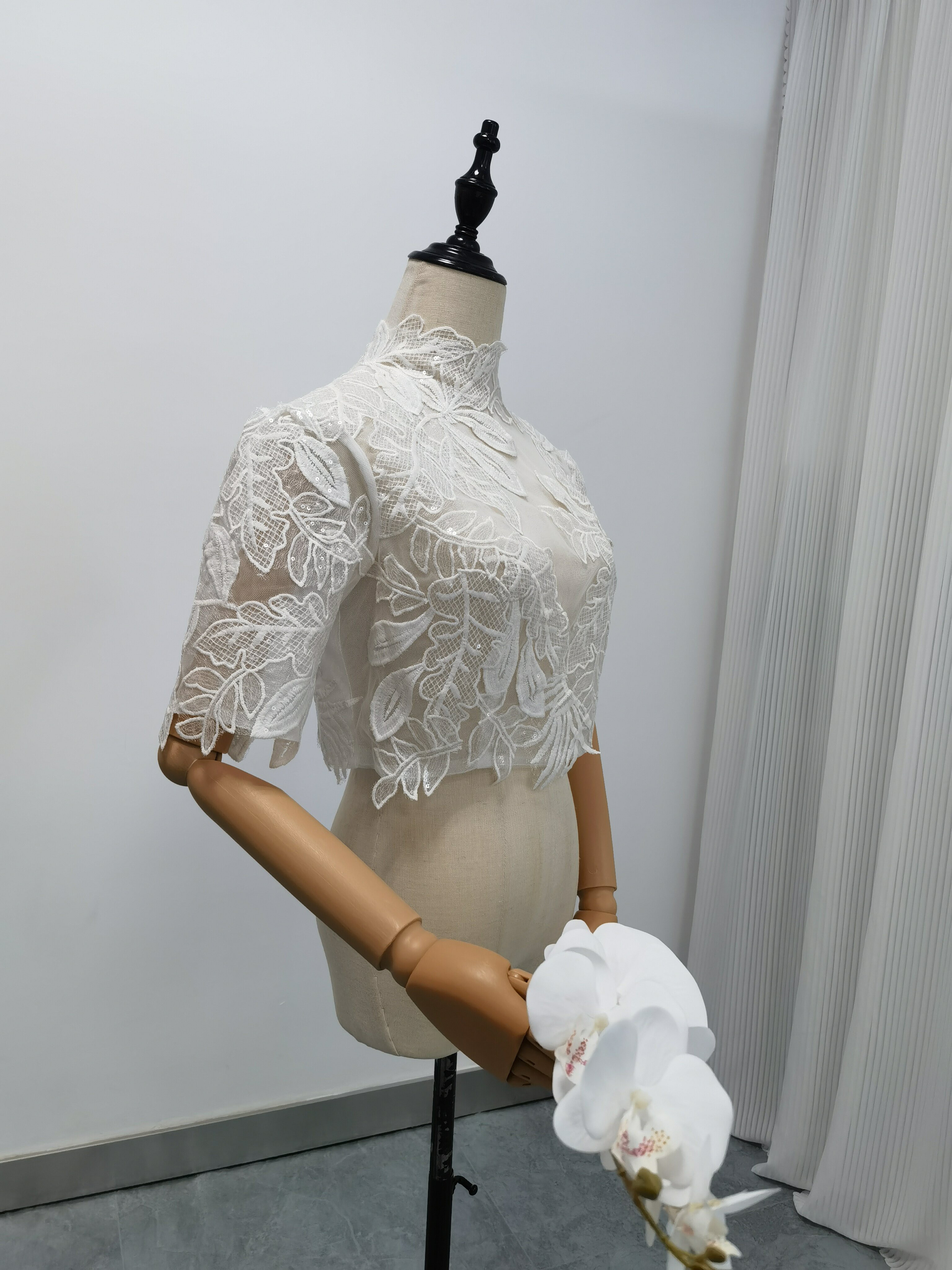 送料無料！ボレロ リーフ刺繍 半袖 キラキラ光る刺繍 背中見せ  披露宴/結婚式