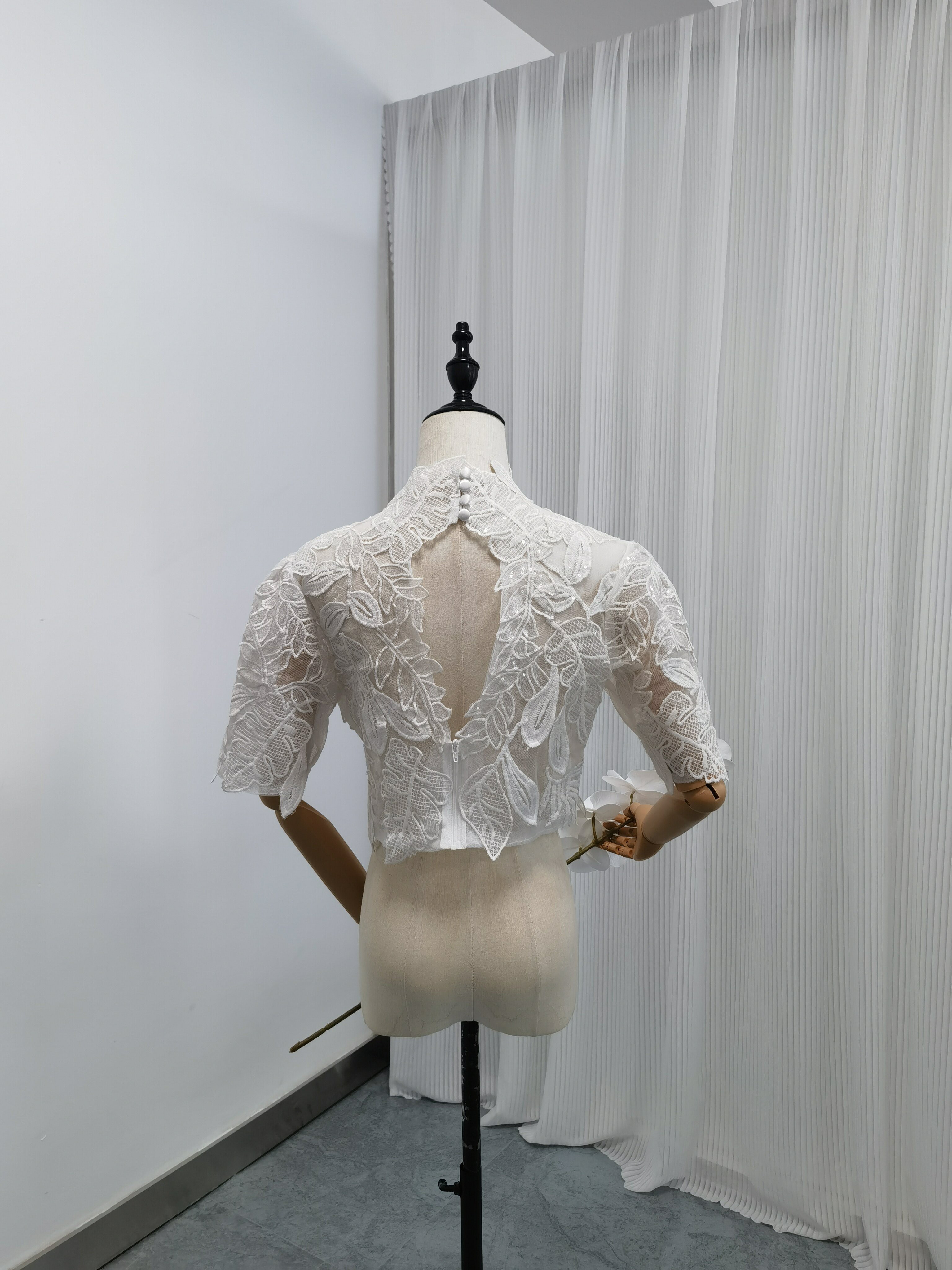 送料無料！ボレロ リーフ刺繍 半袖 キラキラ光る刺繍 背中見せ  披露宴/結婚式