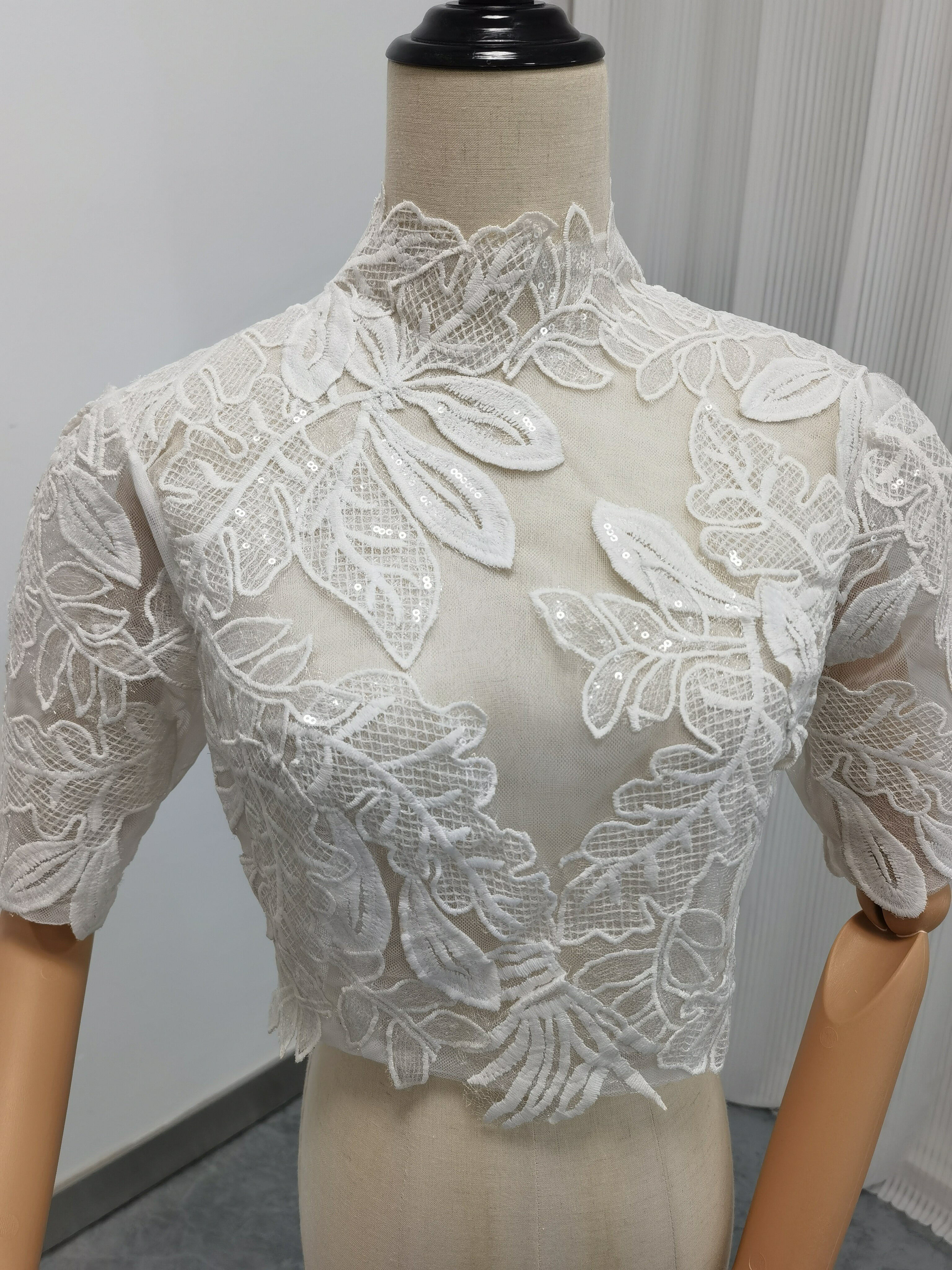 送料無料！ボレロ リーフ刺繍 半袖 キラキラ光る刺繍 背中見せ  披露宴/結婚式