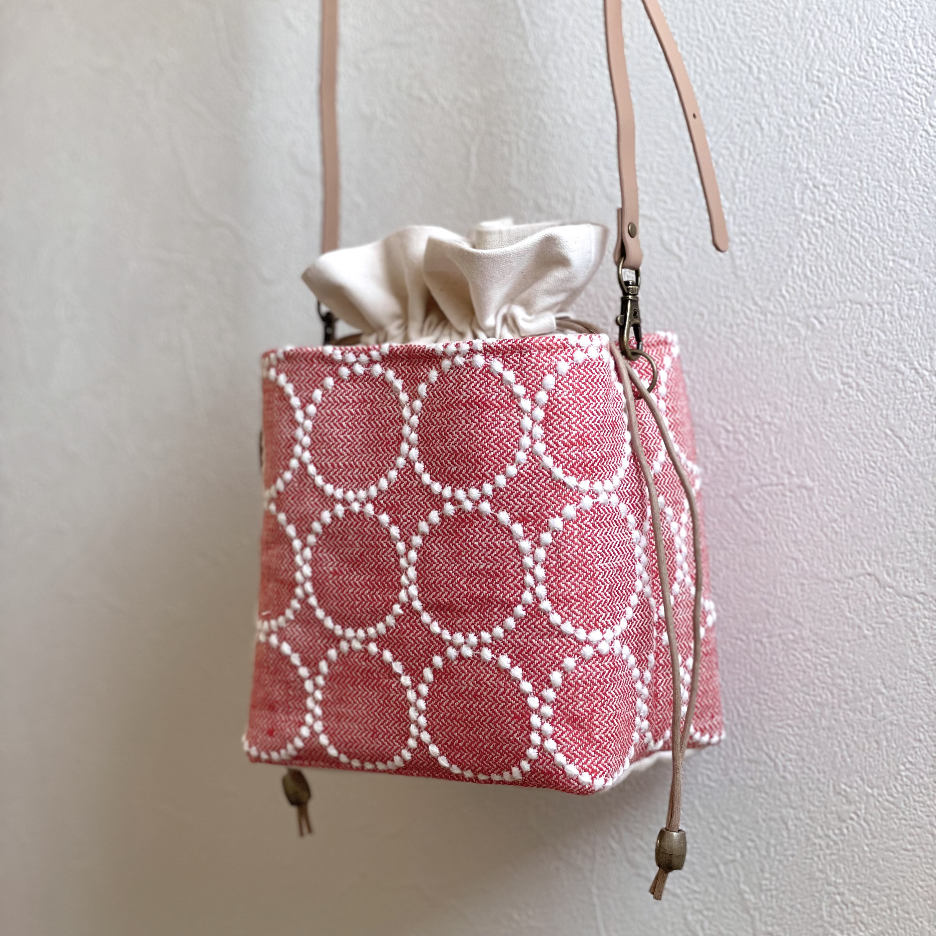 ⚮̈ミナペルホネン　tambourine red ネリオバッグ　あおり巾着