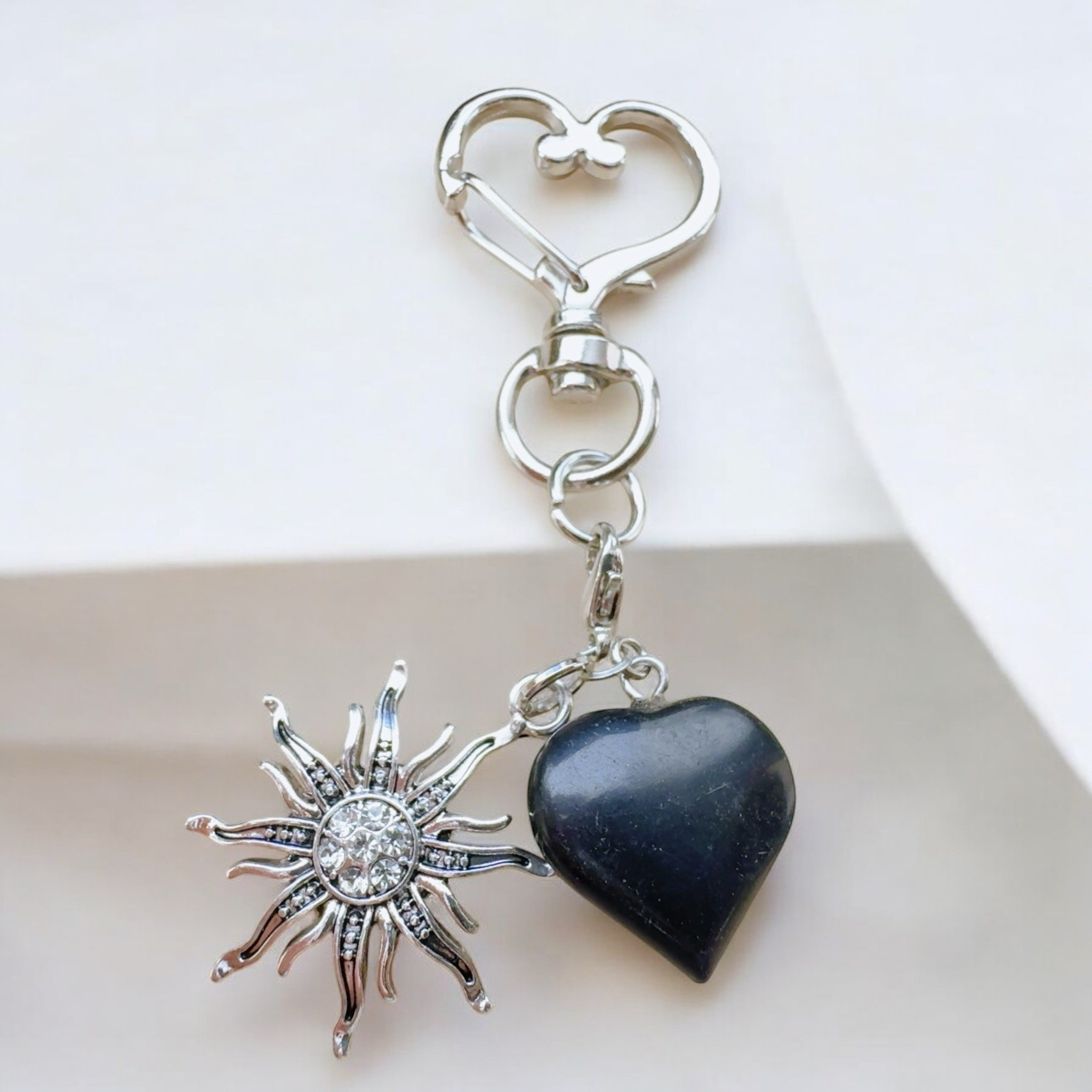 B449 縁を整え新たな一歩を後押しする ハートオニキス＆サンシルバー チャーム キーホルダー
