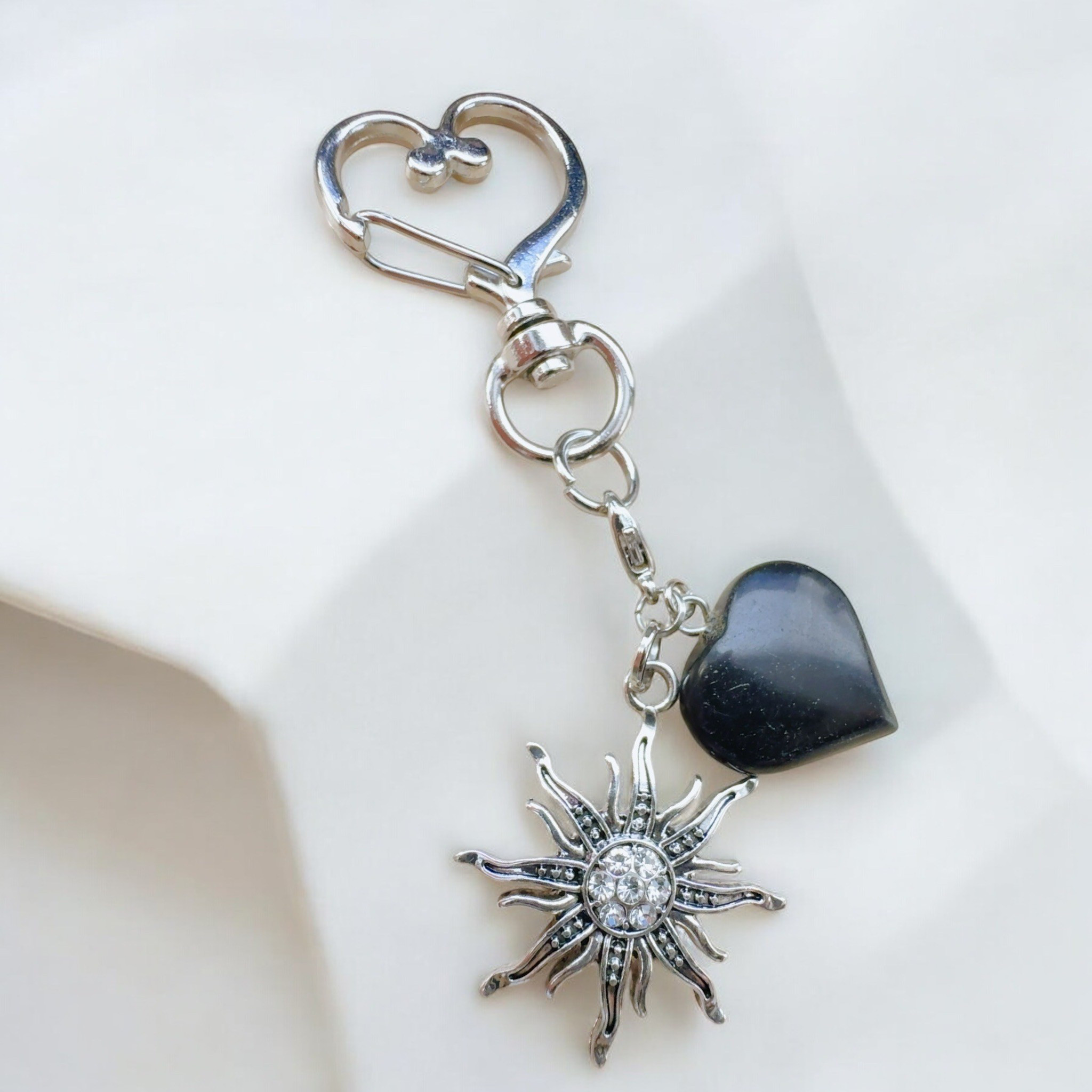 B449 縁を整え新たな一歩を後押しする ハートオニキス＆サンシルバー チャーム キーホルダー