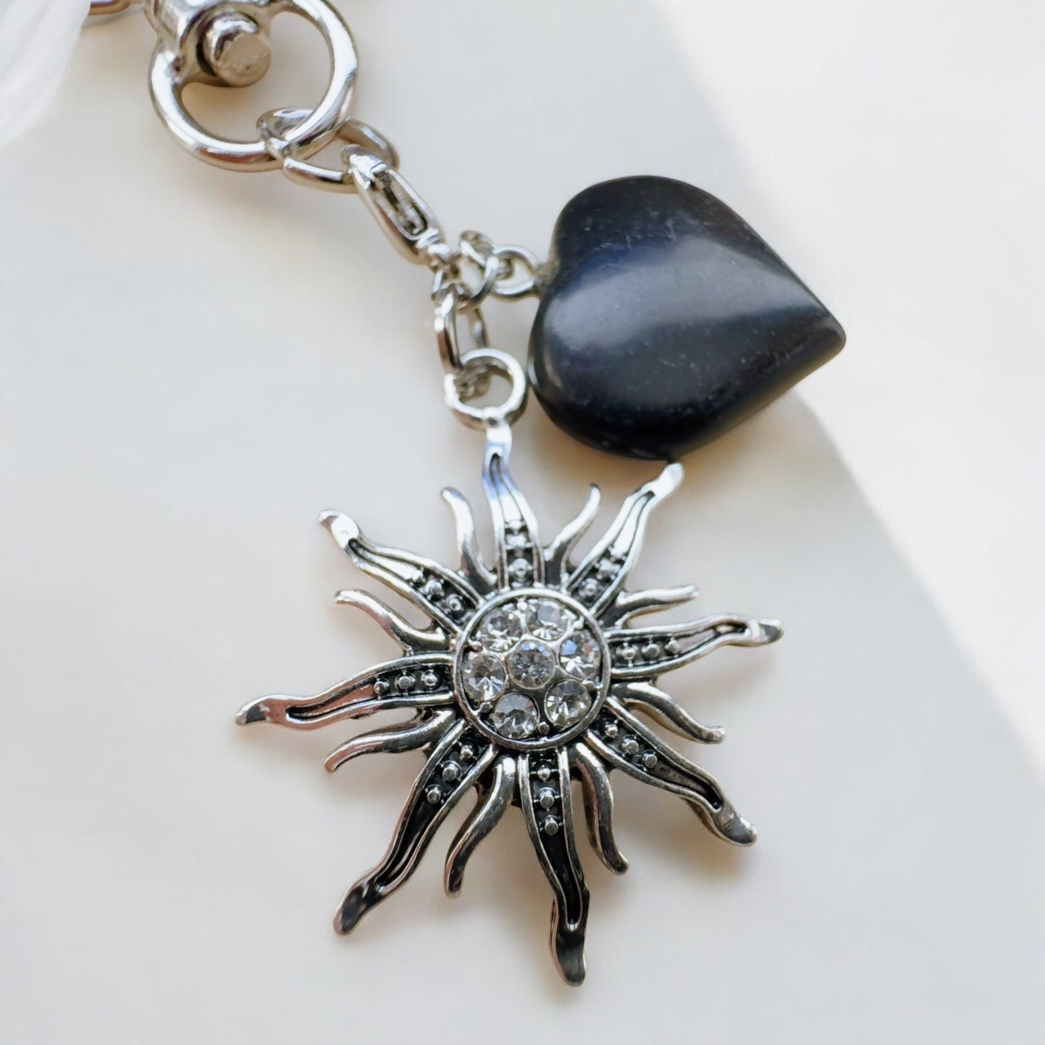 B449 縁を整え新たな一歩を後押しする ハートオニキス＆サンシルバー チャーム キーホルダー