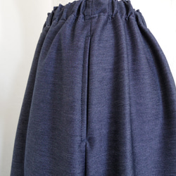 長さ調整無料）軽くてさらさら・きれいなデニム調ストレッチニットの大人のティアードスカート・デニムネイビー 7枚目の画像