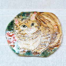 ネコの陶板　ベージュシマシマのお座り猫　トラ猫　インテリア飾り　お皿立て付き　北欧風　植物お花　手作り陶器・陶芸 3枚目の画像
