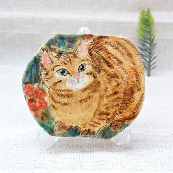 ネコの陶板　ベージュシマシマのお座り猫　トラ猫　インテリア飾り　お皿立て付き　北欧風　植物お花　手作り陶器・陶芸 1枚目の画像