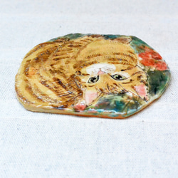 ネコの陶板　ベージュシマシマのお座り猫　トラ猫　インテリア飾り　お皿立て付き　北欧風　植物お花　手作り陶器・陶芸 6枚目の画像