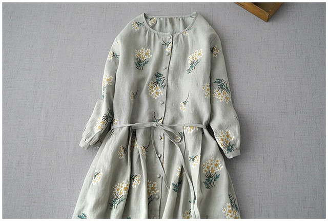 リネン00％紫陽花総刺繡クルミ釦、ポケット付き大人可愛い七分袖ワンピース♪