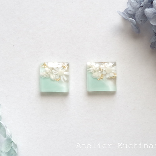レジンアート お花のスクエアピアス〈アイスブルー〉 ピアス（スタッド 