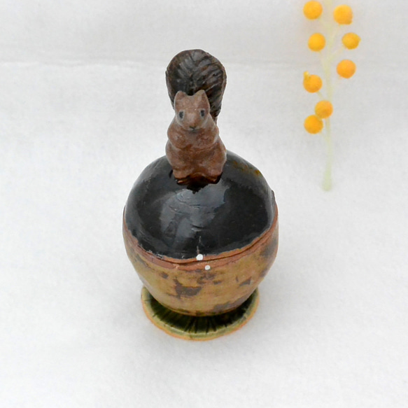 リスカップ　スプーン付き　シュガーポット　置物・小物入れ　栗鼠とどんぐり　こげ茶色　手作り陶器・陶芸 6枚目の画像