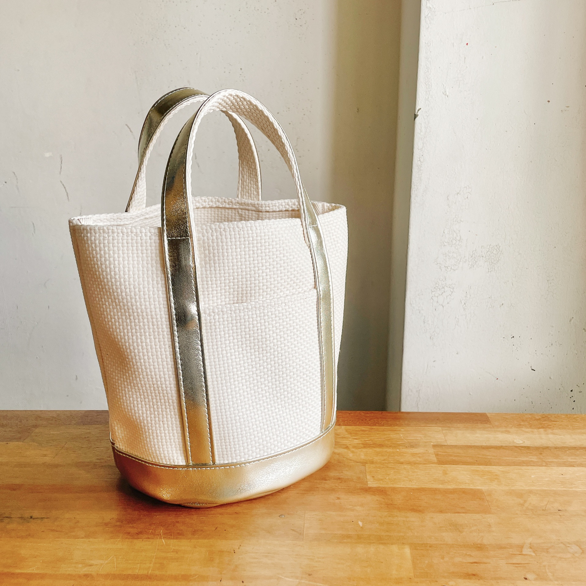 ［S］マルシェカゴのような帆布のバケツトート　刺し子織キナリ×ゴールド