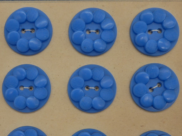 フランスアンティークプラスチックボタン（フラワーシェイプブルーM）3個セット 2枚目の画像
