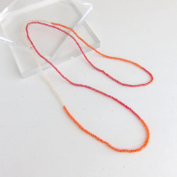 オレンジ KABURU 留め具のない かぶるタイプのガラスビーズネックレス 6枚目の画像