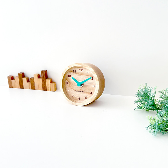 KATOMOKU mini clock 2 ライトグリーン km-125LG 置き時計 木の時計 インテリア 1枚目の画像