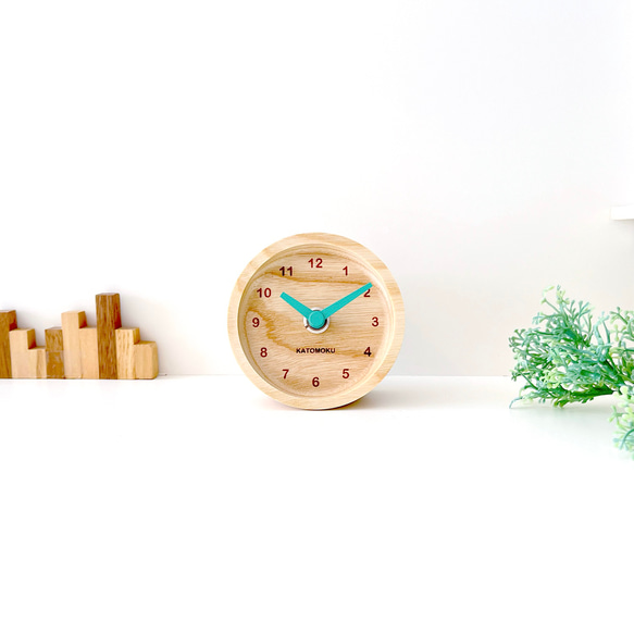 KATOMOKU mini clock 2 ライトグリーン km-125LG 置き時計 木の時計 インテリア 6枚目の画像