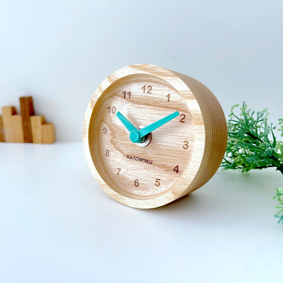 KATOMOKU mini clock 2 ライトグリーン km-125LG 置き時計 木の時計 インテリア 5枚目の画像