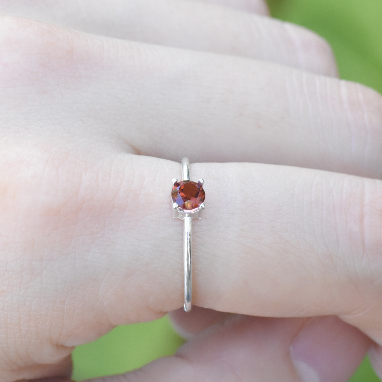 8色から選ぶ小さな宝石の指輪